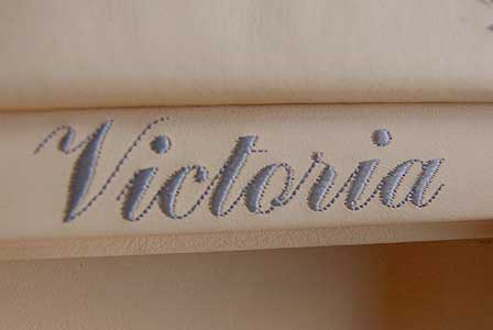英国球星贝克汉姆曾委托Mulliner在他送给爱妻的礼物欧陆GT中，设计了一个写着维多利亚名字的化妆箱。