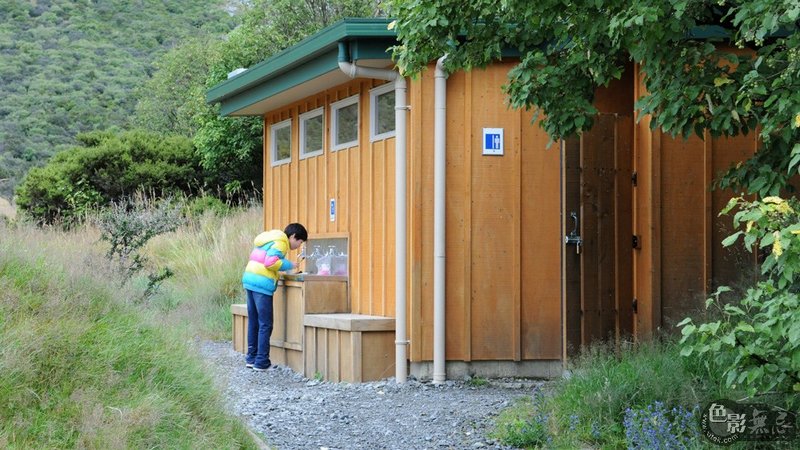 营地的卫生设施很朴素，墙壁就是没有装饰的甲板，里面是卫生间，外面有供水的洗刷池，简单却干净。