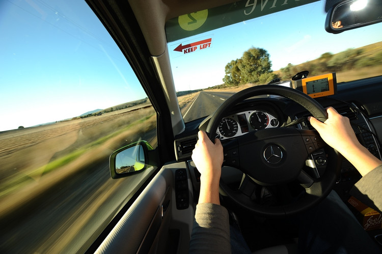 留意挡风玻璃上的“KEEP LEFT”标志，这是奔驰专门为澳大利亚段得旅行准备的，这也是整个旅程中唯一施行左上右下驾驶规则的国家。