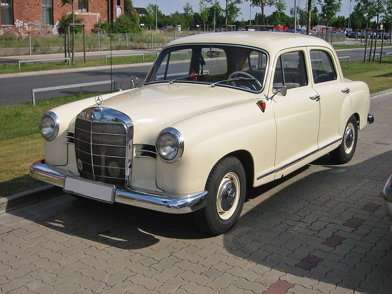 战后奔驰的第一款中级轿车是1953年的W120车系，即奔驰180、190系列，这款汽车是59年诞生的国产上海SH760轿车的主要范本。奔驰180、190在50年代非常畅销，以经久耐用著称。两个月以前我在越南西贡还看见街头有还在使用的奔驰180。