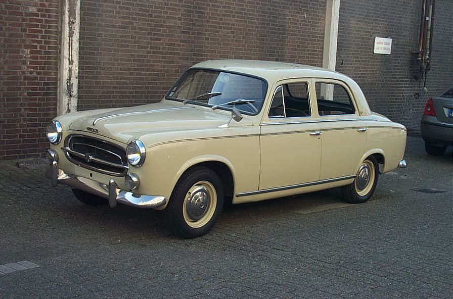 1955年,标致推出了战后第一款中型车403。