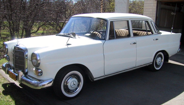 1965年，奔驰推出历史上最经典的车型——W100，奔驰车造型走出了自己的道路，并且开始引领潮流。W110要简朴些，前面是圆灯。“鳍尾”四门轿车一直生产到68年。