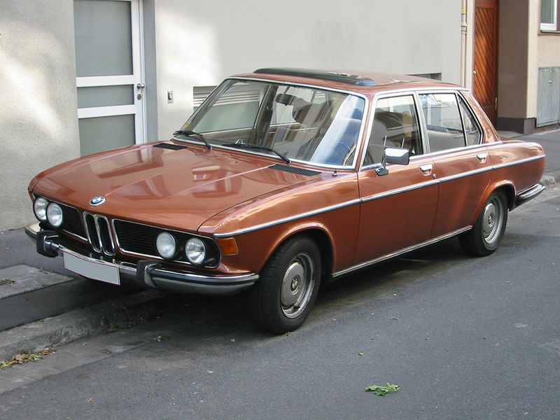 1968年，宝马推出了新直六的E3系列，起点是BMW 2500，E3被认为是今天7系的前身。E3是宝马开始叫板奔驰的信号，在高级轿车舞台上消失了10多年的宝马重装上阵了。它的车身设计也跟上了潮流，在七十年代为宝马赢得了声誉。