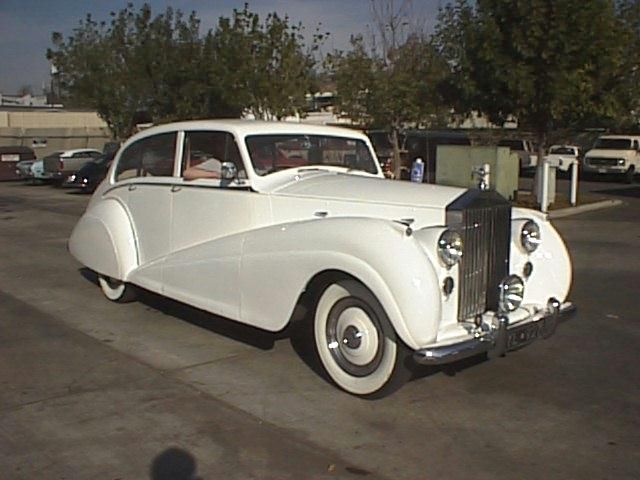 劳斯莱斯战后第一款车是“银魂”(Silver Wraith),基本上是延续战前的同一车型，款式也没有什么变化。使用的4.3、4.6升发动机居然只是直6的，总共生产了639辆。