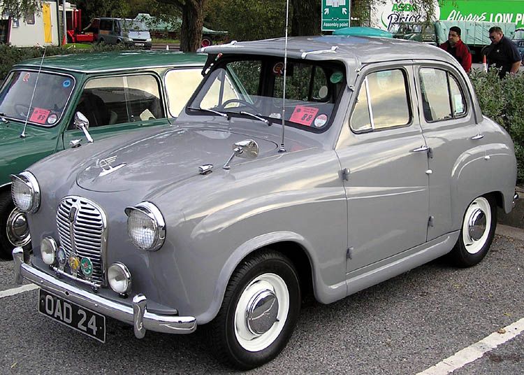 英国的另一个老牌是奥斯汀（Austin），擅长的也是微型车。现在看来样式古怪的奥斯汀A30是五十年代英国畅销的小型车，它只有五年的生产周期，1951－56，但卖出了22万3264辆，销量也算不俗。