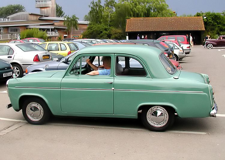 英国福特是英国最大的外资汽车厂，左右着英国四分之一的汽车市场。福特战后设计的第一款车是“安吉丽亚100”(Anglia 100E)，在53－59年间生产了34.6万辆。