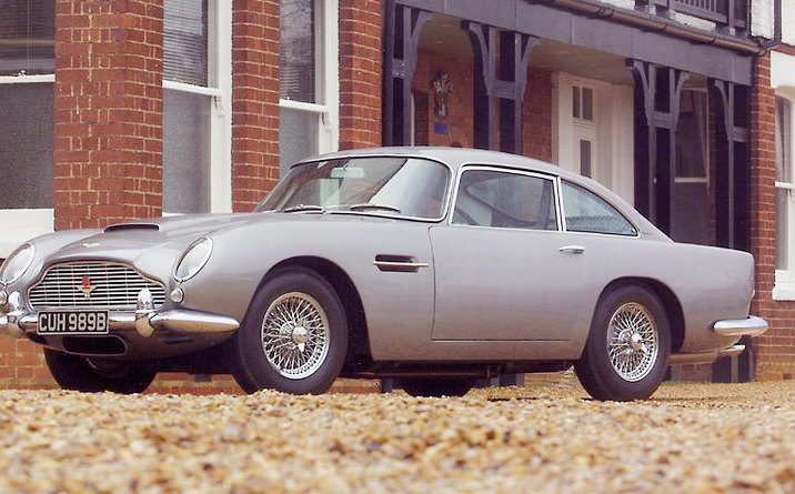 Aston Martin历史上最经典的一款车是63－65年期间生产的DB5，它最早出现在007电影，是64年的“金手指”。