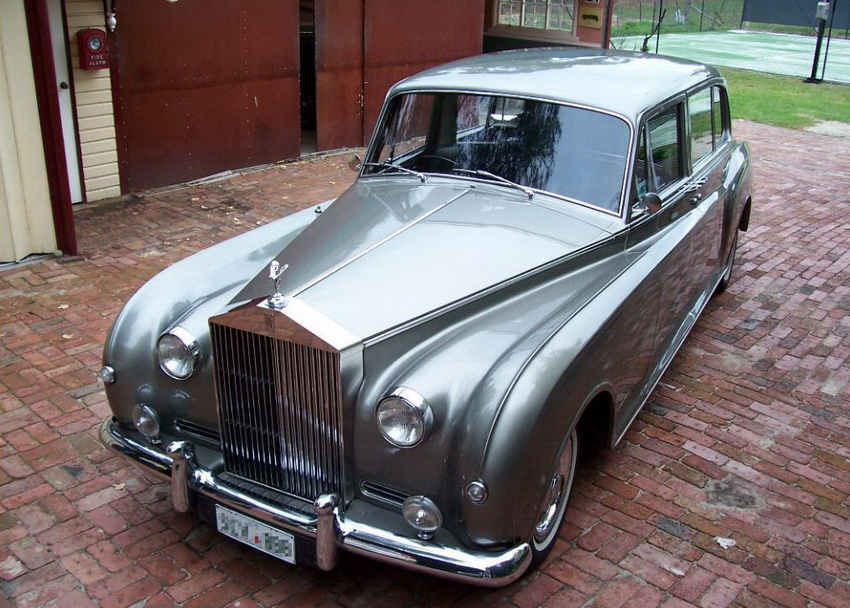20年代就诞生的Phantom（幻影）是劳斯莱斯生产时间最长，也是最正宗的车系，它是最能体现劳斯莱斯皇家风范的“晚礼服”版本，而战后众多“银”系列充其量是正装版。