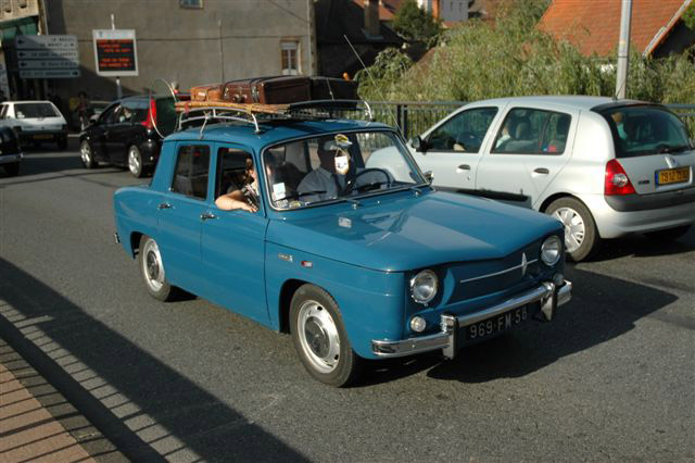 雷诺60年代推出了小型车雷诺8和中型车雷诺16。