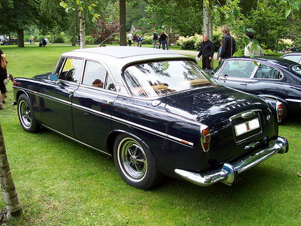 Rover P5分为P5I， P5II， P5III，生产周期是1958-73，那是Rover的黄金时期，总共生产了69141辆。P5有2801的轴距，4737的车长，现在也算大车了，装备3.0L6发动机，67年以后的P5B装备3.5V8发动机，相当资格的“行政级”轿车了，不过Rover的名声始终不如Jaguar。