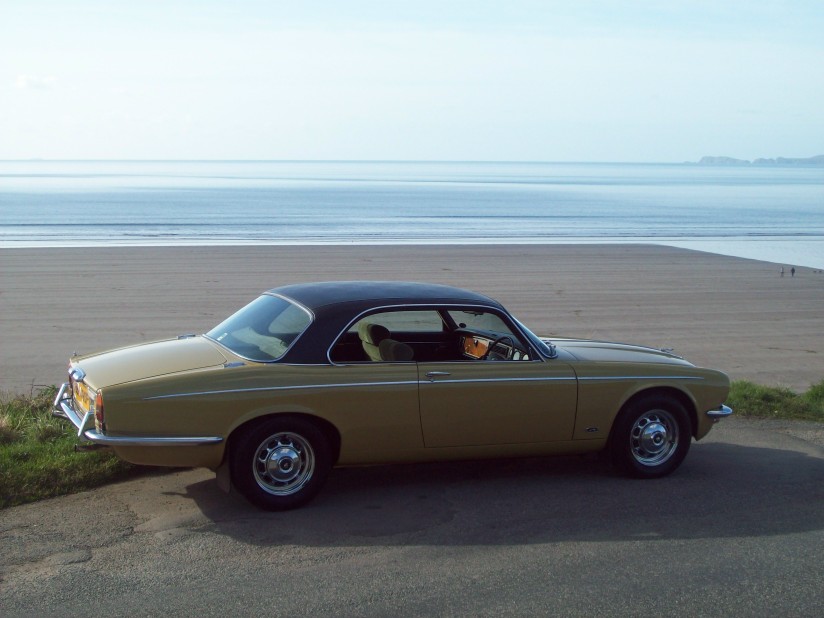1974年，XJ进行了小改款，称为XJ Series II，在原来2.8/4.2直六基础上增加了一款3.4直六发动机，在1974年伦敦车展上捷豹XJ宣布四门版取消“标准轴距”，一律只提供长4英寸的长轴距版本，同时提供双门版本。