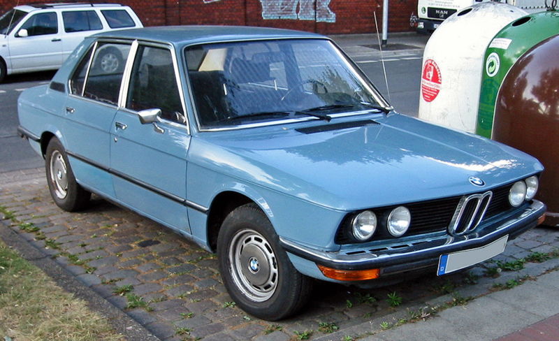 1972年，宝马编号E12的车系问世。这是小于E3，又大于1502的一种中型车，BMW以5字头命名。这是宝马首次推出这个级别的车型。