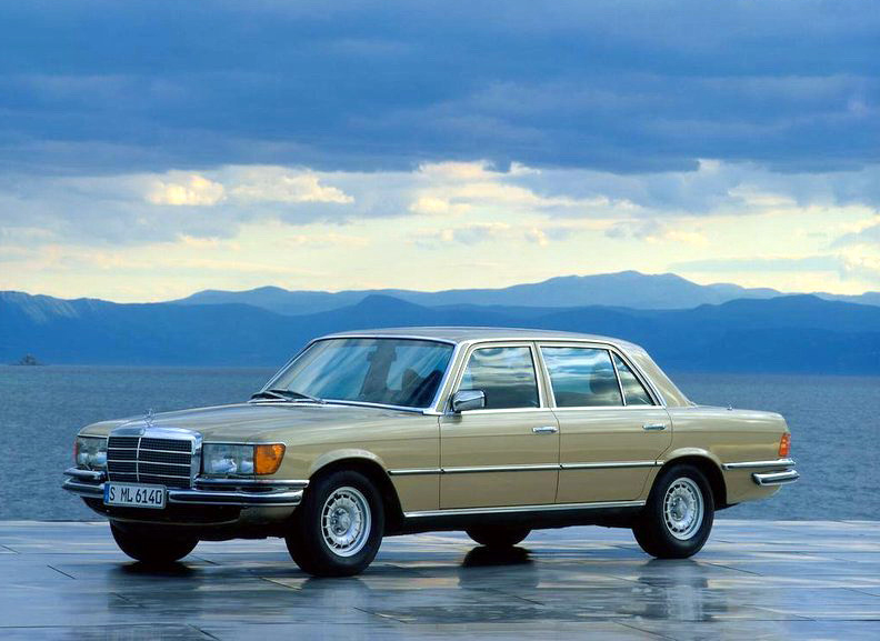 从W116开始，奔驰确定了高级轿车命名为S级。这一代S一直生产到80年代初，总共生产了473035辆。有2.8,3.5,4.5还有一款3.0柴油机。