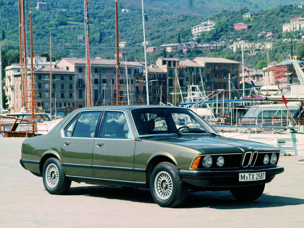 1977年，编号为E23的大型车替代E3，首次以7字头命名。7系是当时非常精致高档的车型，装备了当时非常罕见的行车电脑、多功能仪表驾驶员气囊和ABS系统，发动机从2.5-3.5。7系一亮相就进入德国最高级轿车行列。