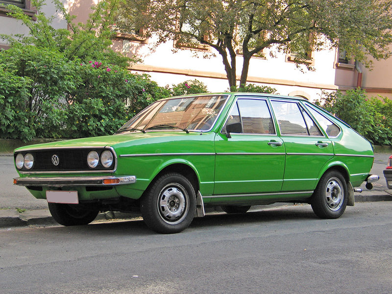 大众B1平台1973年推出，比高尔夫早一年。这是和Audi 80共用底盘的中型车，按照现在的标准，第一代帕萨特只是一款紧凑级小车，它的发动机只有1.3、1.6汽油机和1.5柴油机。它的机械结构和高尔夫相似，前置前驱。