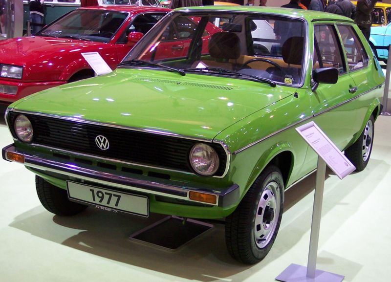 1975年，大众推出了比高尔夫小一号的A01平台，两厢取名Polo，三厢取名Derby。这款车借用了Audi 50底盘，是大众最小一款车型。