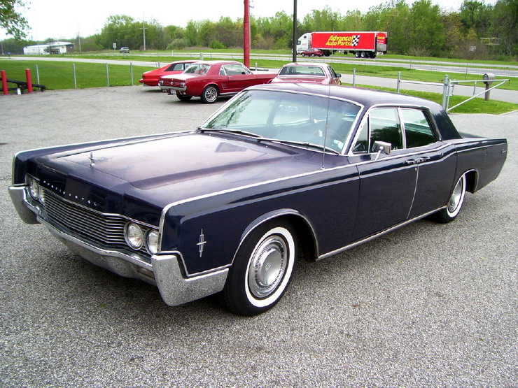 这是1961年代林肯大陆，60年代美国车经典造型。