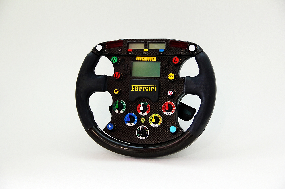 法拉利F1赛车的方向盘集各种控制于一身，取代了普通汽车上的仪表盘。换挡时使用安装在方向盘后方的换挡拨片。法拉利是首个使用电动液压变速箱的赛车制造商