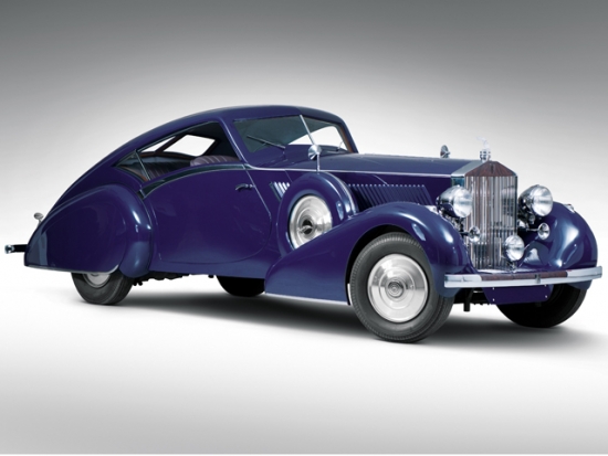 这台1935年的幻影III由著名的经典车翻新厂Road & Track重建，巧合的是这家翻新厂也是在1935年成立的。目前，这辆艺术风格浓烈的幻影III已经获奖无数，包括在圆石滩获得的“美国车身设计奖”第一名和“美国经典车俱乐部”评选的满分车型。 