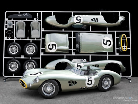 近日，专门打造手工跑车英国老牌公司Evanta，为了纪念1959年在勒芒赛道上取胜的阿斯顿·马丁 DBR 1赛车，动手打造了一套1:1比例的全尺寸模型车玩具。该跑车模型看起来就像是真车的现代复刻版，车身完全一模一样，长度为20.8英尺，高11.3英尺，重量在1100到1320磅之间。