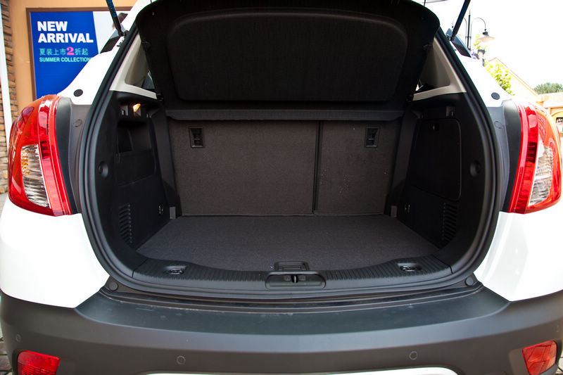 后备箱提供533升的载物空间，开口也不小，并配有备用轮胎。