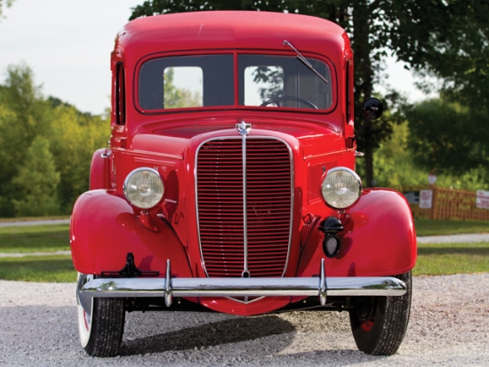 美国藏家Charlie Thomas搜藏了近150辆汽车，并将于下个月的20号在美国德州的Grapevine拍卖。其中一辆1937年的福特半吨载重货车装载了许多人对那个年代的记忆，这辆福特可乐卡车基于福特的77型汽车改造，配备了一台排量为221立方英寸的V8发动机，最大马力85匹，与之匹配的是一台三速手动变速箱。