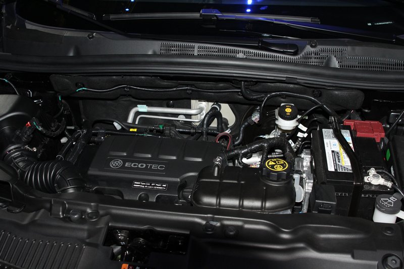 动力方面，昂科拉搭载一台1.4T ecotec涡轮增压发动机，最大功率为102kw，最大扭矩为201Nm，这样的动力参数已经超过了普通的1.6L自然吸气发动机，而传动部分匹配的是6速手动变速器和6速自动变速器，并且提供四驱版供选择。