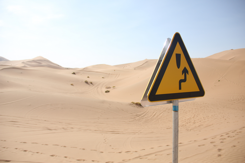 沙漠中也有交通指示牌