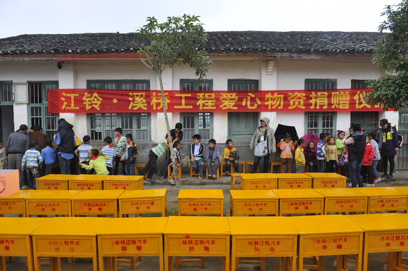江铃慈善行爱心车队为蔡村带了图书、文体用品汽车及55套新的课桌。