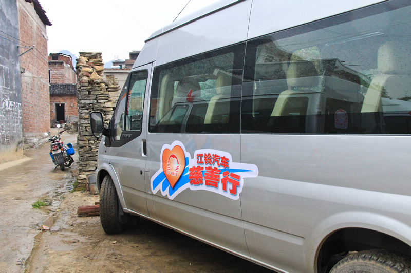 驾江铃行进了3个小时，到达阳朔县白沙镇蔡村。