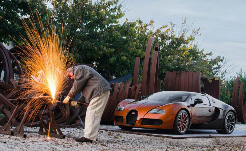 生活在纽约的法国概念艺术家Venet被要求打造一辆真正特别的布加迪Veyron，该车已在本周的“Art Basel Miami Beach”展出。