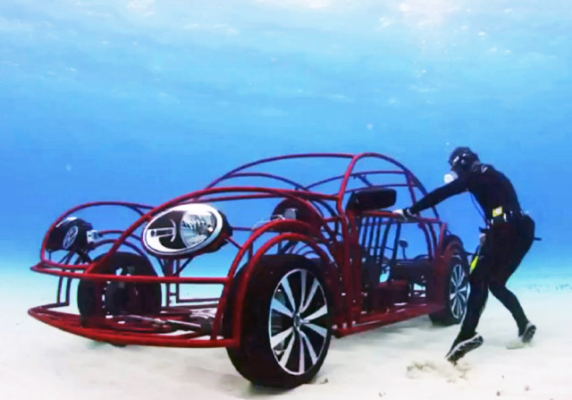 这辆由汽车工程师与海洋生物学家联手打造的海底汽车，保留了汽车的基本外型，全框架结构可以更亲近大自然，当然，是在保证安全的前提下。