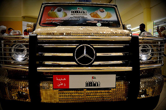 由Coins Car 所推出的两款作品，于全车贴上了超过5万7千枚硬币、也造就出闪闪发亮的外表，其中一辆Mercedes-Benz G55 AMG在前档内显示是为了阿拉伯联合大公国创立40週年而推出，而另一辆Range Rover则是于前档内放置了中东地区各国领袖的头像，当中包括了阿拉伯联合大公国、卡达、巴林及沙乌地阿拉伯等。