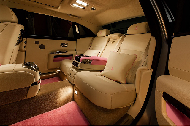 这款不免俗也采用全车粉红涂装的Ghost EWB FAB1 Edition，在车内部份则由米色作为主要铺陈，并搭配粉红色作为点缀，而车内各项配件也蕴含了乳癌防治的意义，如粉红色雨伞、粉红滚边加上粉红丝带的头枕等，并在车门坎处嵌上FAB1字样的专属徽饰。