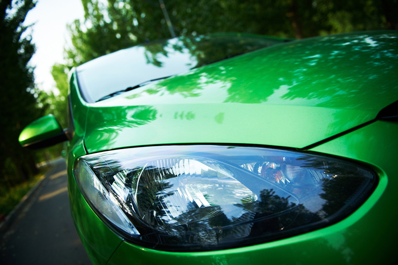 绿色的车身与夏天的绿色融为一体