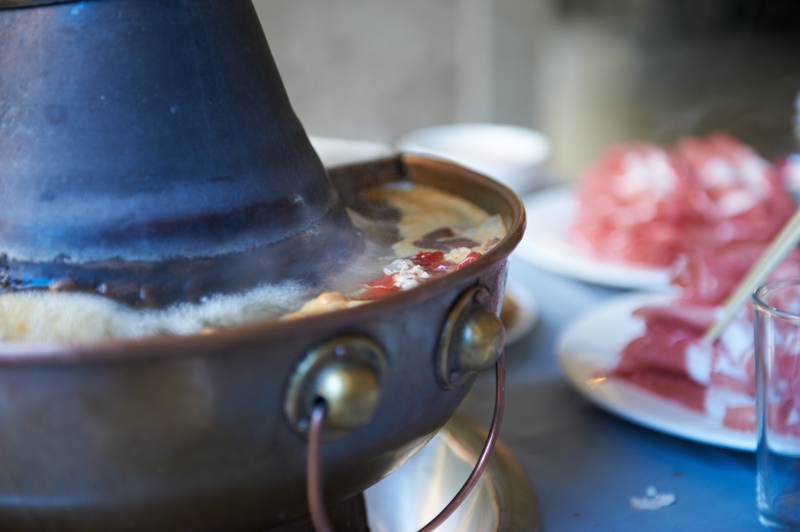 铜锅涮肉，既有复古的情调又能涮出美味的羊肉
