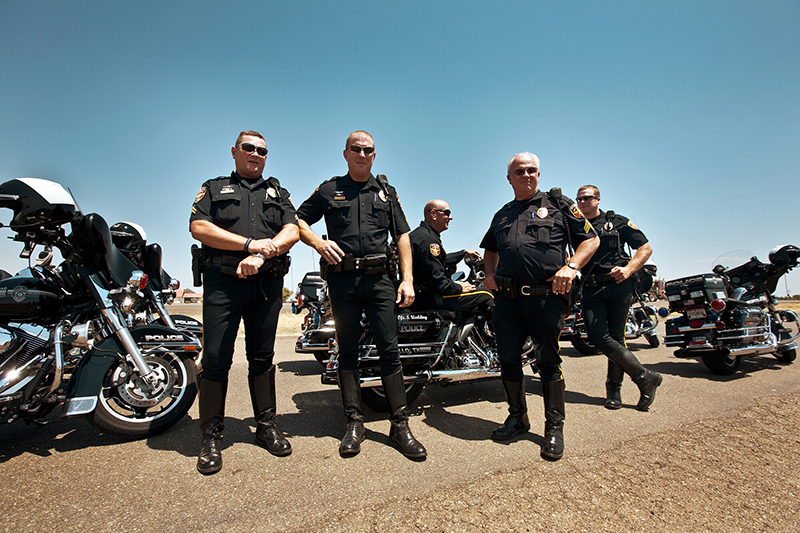 骑着大跨的美国警察车队