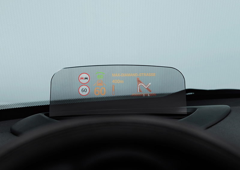 安全方面，全新Cooper配备了抬头显示系统，位于方向盘上方，可以显示包括速度、导航提示、电台频、音频信息以及碰撞警示灯。新MINI的碰撞警示和行人预警系统包含了城市行驶刹车功能，即在不超过56公里每小时行驶时，车辆会自动触发刹车。