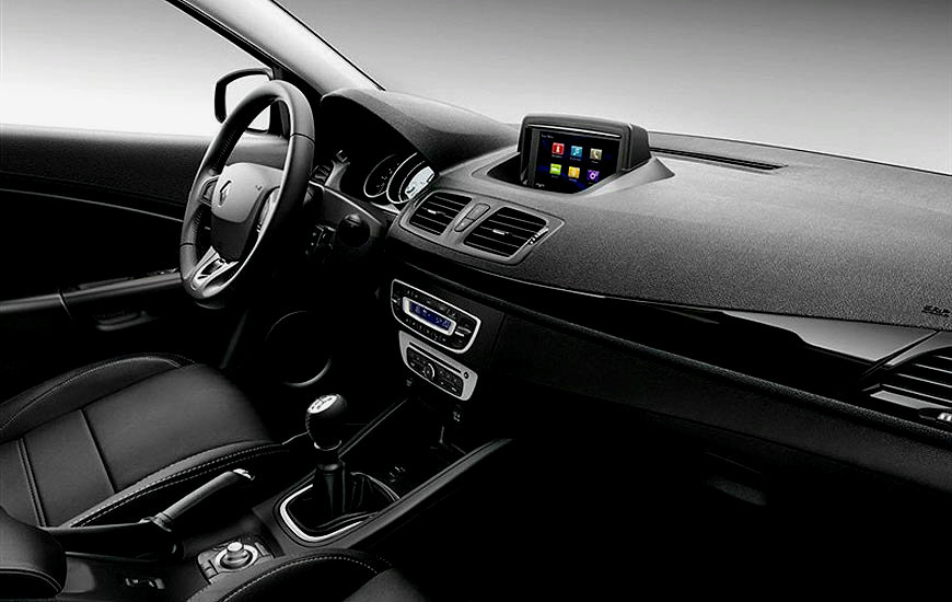 内饰部分，新款梅甘娜Coupe敞篷版采用了三辐式运动方向盘，整个中控台设计非常简洁，其整车内饰配色以黑色为主。此外，新车还增加了一个R-Link多媒体系统，这套系统由中控台上方的7寸液晶显示屏控制。动力系统方面，雷诺新款梅甘娜Coupe敞篷版车型预计将搭载的依旧是1.5T柴油发动机或2.0L汽油发动机。