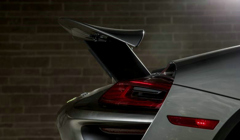 918spyder采用混动动力技术，综合百公里油耗仅为3.0L，二氧化碳排放量仅为70g/km，再保证强悍动力的同时还十分环保。不仅是混合动力与电机为环保做出了贡献，轻量化的车身也是不可不提的关键因素之一。
