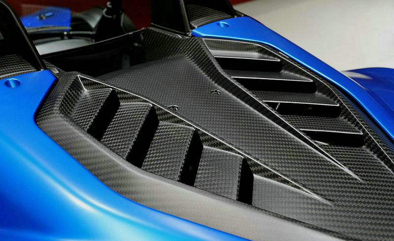 KTM X-BOW GT作为全球第一辆全车身使用碳纤维车架并符合3级方程式标准的量产车，凭借激进惊艳的外观设计、赛车血统的成熟技术，将高科技，安全性，驱动力演绎得如此彻底与纯粹，让每一位驾驭者在公路上体验赛车般的速度激情。