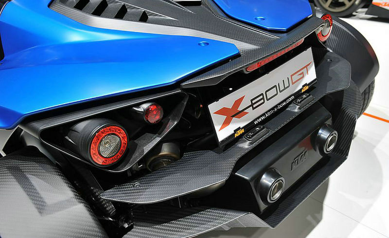 KTM X-BOW GT作为全球第一辆全车身使用碳纤维车架并符合3级方程式标准的量产车，凭借激进惊艳的外观设计、赛车血统的成熟技术，将高科技，安全性，驱动力演绎得如此彻底与纯粹，让每一位驾驭者在公路上体验赛车般的速度激情。