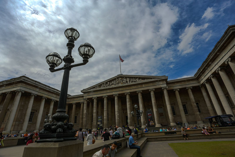 大英博物馆，世界上历史最悠久、规模最宏伟的综合性博物馆，成立于1753年，1759年1月15日起正式对公众开放，是世界上历史最悠久、规模最宏伟的综合性博物馆，与巴黎卢浮宫、纽约大都会并称世界三大博物馆。