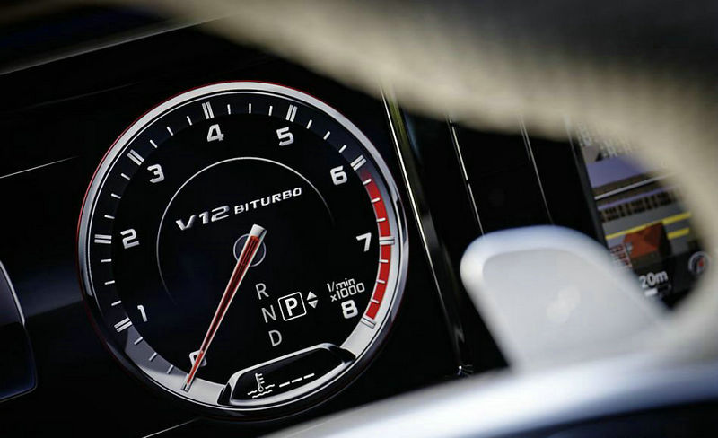 S65 AMG Coupe搭载与S65 AMG轿车相同的6.0升双涡轮增压V12发动机，最大功率为630马力（4,800至5,400rpm），极限扭矩1,000牛米（2,300至4,300rpm），百公里加速时间约为4.3秒，极速限制为250km/h，百公里平均油耗为11.9升。