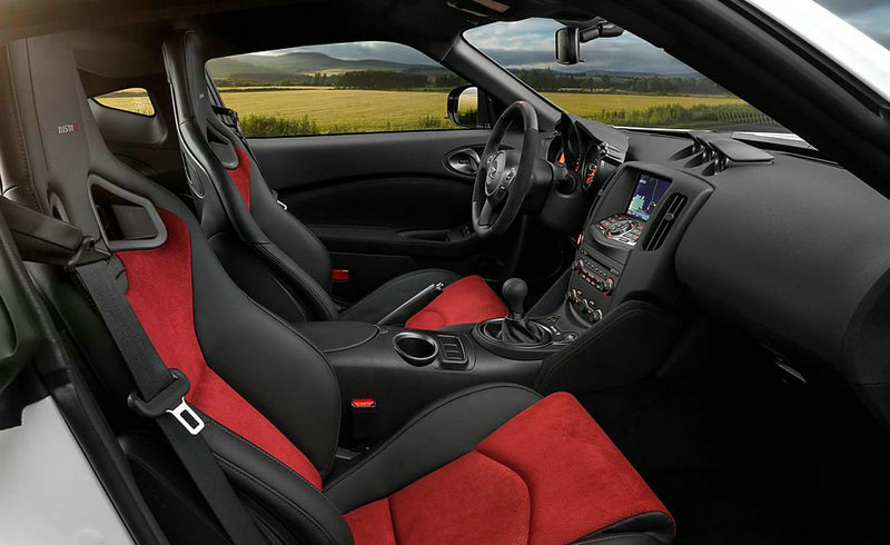 与美版车型类似，欧版的全新370Z Nismo针对车头和尾部进行了重新设计优化，配备带有大尺寸进气口的新款保险杠，轮拱处也带有通风口，同时装配了LED日间行车灯。