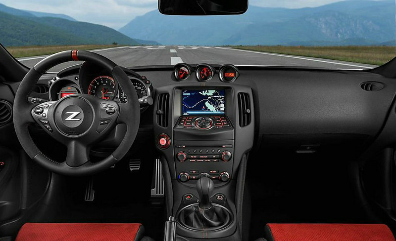 与美版车型类似，欧版的全新370Z Nismo针对车头和尾部进行了重新设计优化，配备带有大尺寸进气口的新款保险杠，轮拱处也带有通风口，同时装配了LED日间行车灯。
