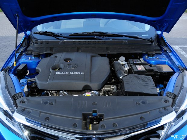 动力方面，长安悦翔V7搭载了一台1.6L自然吸气发动机，最大输出功率为124马力（91kW），峰值扭矩为156牛·米。传动系统方面，与发动机匹配的是5速手动或4速自动变速箱。