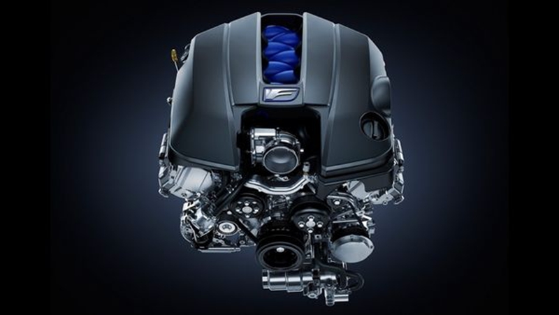 动力方面：GS-F沿用了源自RC-F代号为2UR-FSE的5.0升V8自然吸气缸内直喷发动机。该发动机的最大功率为470马力（351kW），最大扭矩为550N.m。这款发动机拥有进排气Dual-VVT-i正时调节、进排气VVT-iE升程调节以及D4-S燃油直喷系统。GS-F使用了来自日本爱信公司、带有直接换挡“DirectShift”功能的8前速自动变速器。GS-F在驱动后轴上使用了一台采用湿式离合器的主动式扭矩分配后轮差速器VTD，带有主动锁止功能的差速器有着三个档位，以完善该车性能的整体性。单纯从发动机功率来看，GS-F的470马力与宝马M5的560马力、奔驰 E63的557马力相比并没有优势。