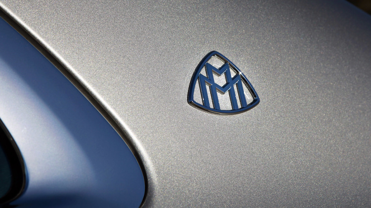 C柱贴有迈巴赫标徽，增加设计的小三角天窗可以让后排乘客乘坐感觉相对舒适，各方面都能带来舒适奢华的用户体验。菱形缝线的内饰、座椅装饰等细节都彰显了迈巴赫S级奢华高贵的定位。迈巴赫S600换上了独有的合金轮毂，奔驰声称迈巴赫S600是“全球最安静的汽车”，这得益于设计师在特殊键做了隔音密封处理。坐在车后的乘客可以安静的思考，轻声交流或是午睡。人性化的细节设计为S600提升不少亮点。