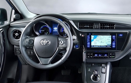 内饰方面，新款Auris相比现款车型没有看到变化，官图车型配备了多功能方向盘、导航、一键启动等配置。据悉，丰田官方表示新款车型还将配备更多的安全配置。